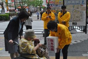 4月27日に蒲田駅前で行った募金活動の様子