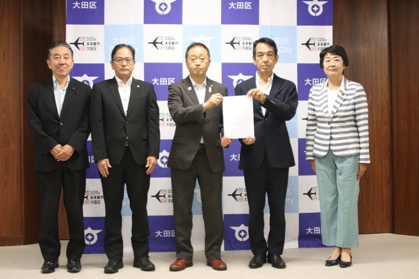 写真：令和7年8月26日に意見書を提出いたしました。（左からしおの目委員、後藤委員、鈴木区長、鳥海委員、岡元委員）