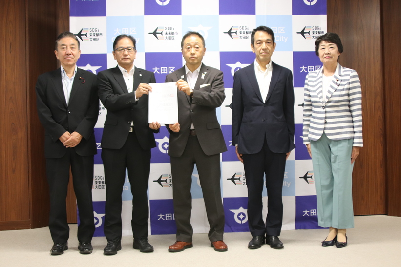 写真：令和7年8月26日に意見書を提出いたしました。（左からしおの目委員、後藤委員、鈴木区長、鳥海委員、岡元委員）