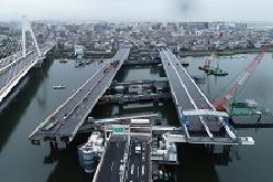 写真：大師橋の古い橋を新しい橋多摩川河川上で入れ替えの様子