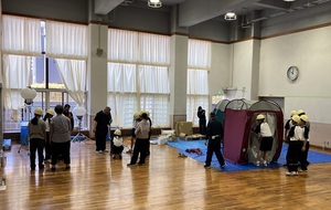 写真：発電機操作・テント組立の様子