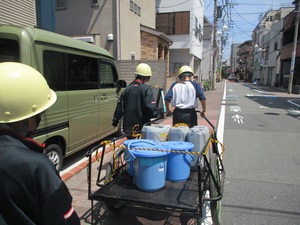 写真：飲料水を搬送する様子