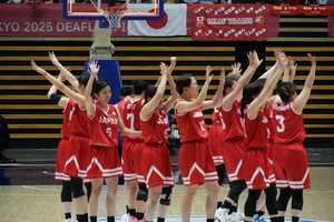 画像：11月25日（火曜）デフリンピック女子バスケットボール表彰式プレゼンター