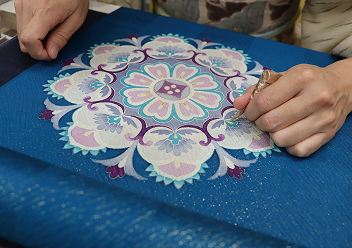 熊谷恒子記念館地域連携プログラム「東京手描友禅(とうきょうてがきゆうぜん) 染色(せんしょく)の技巧(ぎこう)」についての画像 熊谷恒子記念館地域連携プログラム「東京手描友禅(とうきょうてがきゆうぜん) 染色(せんしょく)の技巧(ぎこう)」についての画像