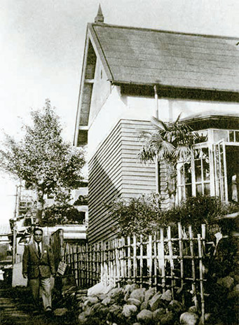 宇野千代と住んだ家の前を歩く尾﨑士郎の画像