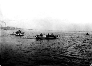 画像：ベカブネを載せて沖の漁場へ向かう海苔船 昭和10(1935)年ごろ　 東京都島しょ農林水産総合センター所蔵