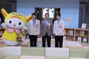 画像　区長と企画考案者の若手職員