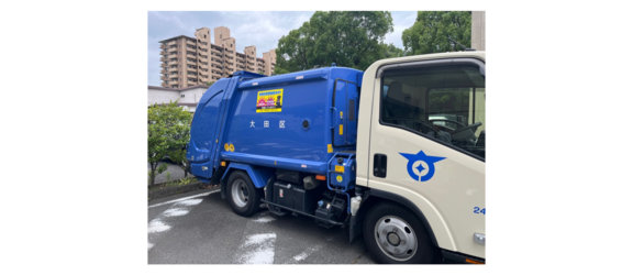 画像　清掃車両への貼付の様子２