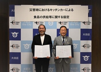 画像:一般社団法人フードトラック駆けつけ隊 石澤代表理事(左) 鈴木区長(右)