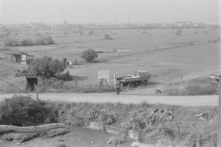 写真：六郷ゴルフ場立札(昭和43年)(2)