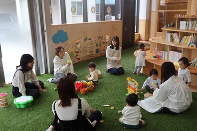 写真：室内で楽しみながら学んでいる様子