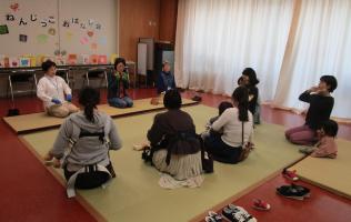 「ねんじっこお話の会」による絵本の読み聞かせと親子遊び