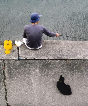 写真：畑元　詔一さん作「猫と釣人」（羽田）