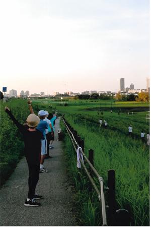 写真：石井　栄さん作「皆で楽しく健康体操」（多摩川河川敷）