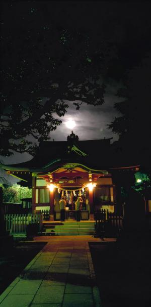 写真：西山　弘さん作「月・明かり午前5時」（稗田神社）