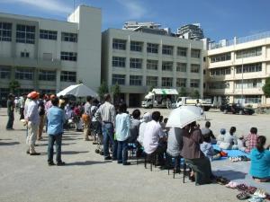 写真:地域住民の方々の見学風景