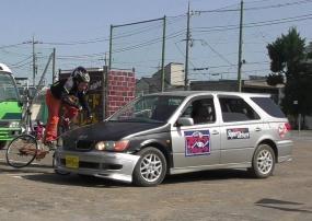 写真:車と自転車の事故再現(2)