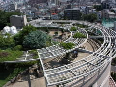 写真：池上会館屋上の庭園