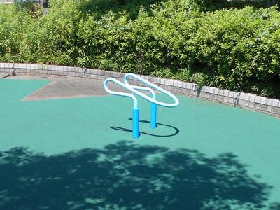 写真：健康遊具（腕立て伏せ）