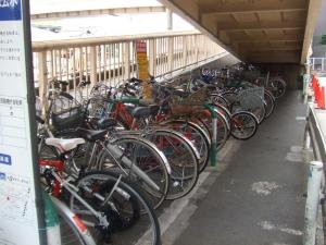 写真：長原駅交番横自転車駐車場