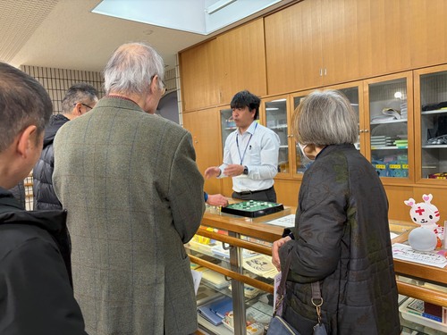 写真：施設と事業内容について説明を受けました。