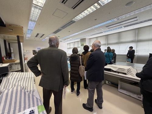 写真：点字作成の作業現場を見学しました。