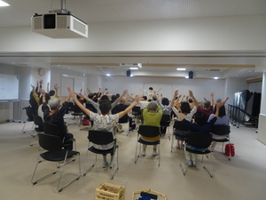 写真：準備運動の様子