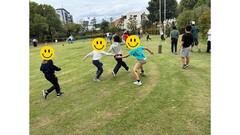 写真：会場の様子（3）みんなで仲良くしっぽ取り