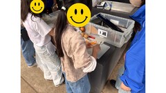 写真：会場の様子（1）野菜を切っている風景