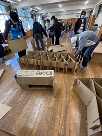 写真：段ボールベットの組み立て