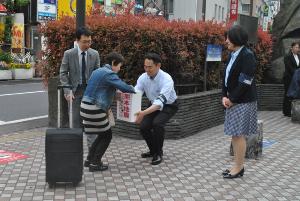 4月27日に蒲田駅前で行った募金活動の様子