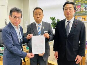 要望書を提出している写真