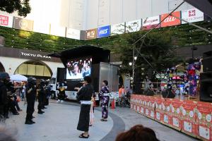 画像：昨年の駅前盆踊りの様子