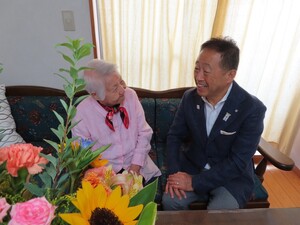 画像：9月4日（木曜）　百歳以上長寿者祝金の贈呈