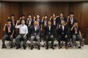 画像：9月4日（木曜）　南六郷中学校男子バレーボール部　全国大会3位入賞　表敬訪問