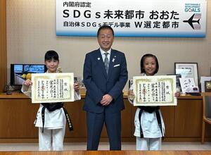 画像:10月17日(金曜)第67回小学生・中学生全国空手道選手権大会砂川選手・中村選手 表敬訪問