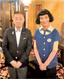 片桐（かたぎり）はいりさんと区長の画像