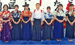 雪谷高校書道部と区長の画像