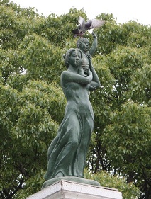 画像：「平和都市宣言」の記念して建立された平和の像「愛し子」