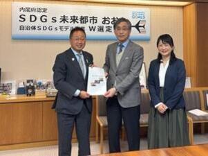 画像：報告書提出（名和田会長、倉持副会長、区長）
