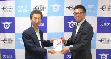 画像　大田区　遠藤資源環境部長（左） あいおいニッセイ同和損害保険株式会社東京南支店　山田支店長（右）