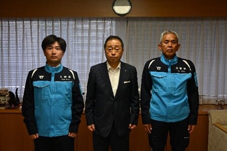 画像：大田区長と職員