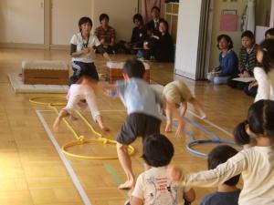 写真：運動遊び写真：かえる跳び＆跳び箱