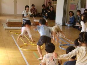 写真：子どもたちが、カエル＆跳び箱をしている様子