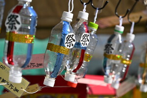 写真：所々に吊るされたペットボトル提灯の様子