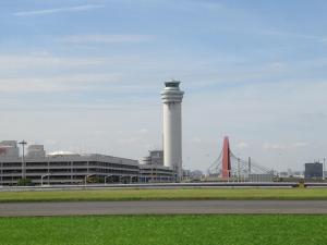 新管制塔から空港の全体を見学