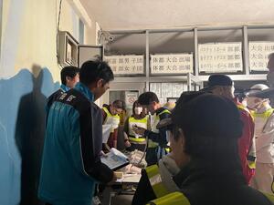 写真:災害用伝言ダイヤルにかける様子