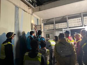 写真:災害用固定電話を設置する様子