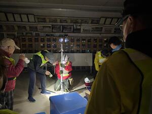 写真:投光器を組み立てる様子