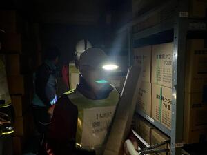 写真:物品を取りに行く様子